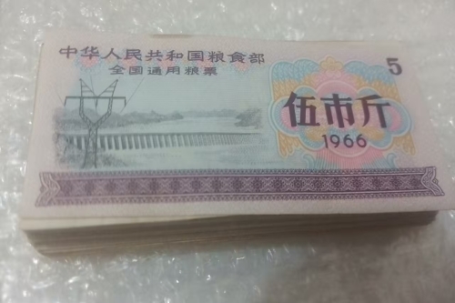 一位来住广西省贺州市的陆老师，有一些藏品和老物件，急需出手，有意者联系，价格好商量。