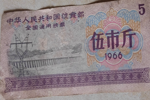 一位来自广东省的郝老师，有一些藏品和老物件，急需出手，有意者联系，价格好商量。