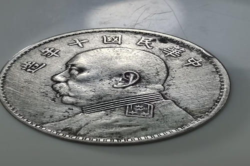 一位来自贵州省遵义市的李老师，有一些藏品和老物件，急需出手，有意者联系，价格好商量。