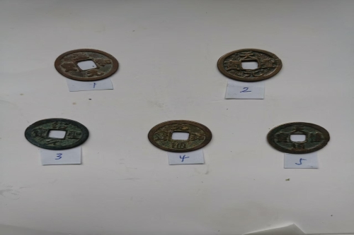 一位来住上海市闵行区的倪老师。有一些藏品和老物件，急需出手，有意者联系，价格好商量。