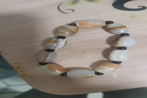 一位来自湖南省益阳市的朱老师，有一些藏品和很好的老物件，急需找到爱好的收藏家，有意者请联系我。目前藏友老师比较着急，只要您是真心诚意想要收藏，一切好商量。