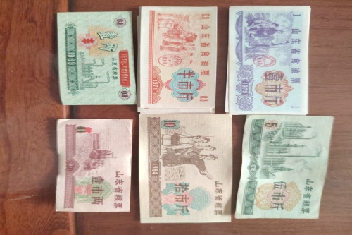 一位来自山东东营市的张老师，有一些藏品和很好的老物件，急需找到爱好的收藏家，有意者请联系我。目前藏友老师比较着急，只要您是真心诚意想要收藏，一切好商量。