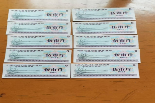 一位来自陕西省西安市的戴老师，有一些藏品和老物件，急需出手，有意者联系，价格好商量。