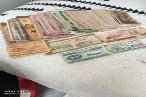 一位来自福建省宁德市的黄老师，有一些藏品和老物件，急需出手，有意者联系，价格好商量。