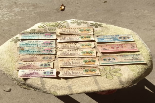 一位来自安微省宣城市的郑老师，有一些藏品和很好的老物件，急需找到爱好的收藏家，有意者请联系我。目前藏友老师比较着急，只要您是真心诚意想要收藏，一切好商量。