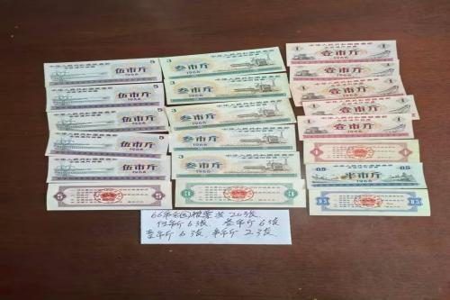 一位来自上海市浦东新区的潘老师，有一些藏品和老物件，急需出手，有意者联系，价格好商量。