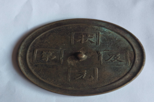 一位来自江西省的王老师，有一些藏品和老物件，急需出手，有意者联系，价格好商量。