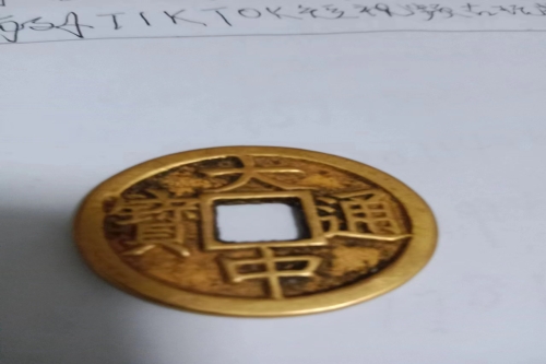 一位来自内蒙呼伦贝尔市鄂温克族自治旗大雁镇的芦老师，有一些藏品和很好的老物件，急需找到爱好的收藏家，有意者请联系我。目前藏友老师比较着急，只要您是真心诚意想要收藏，一切好商量。