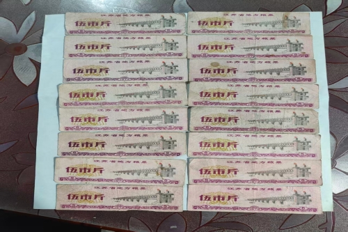 一位来自来自江苏省镇江市的唐老师，有一些藏品和很好的老物件，急需找到爱好的收藏家，有意者请联系我。目前藏友老师比较着急，只要您是真心诚意想要收藏，一切好商量。