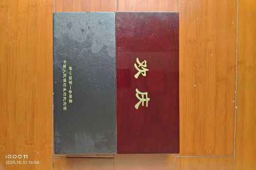 一位来自四川省德阳市的兰老师，有一些藏品和老物件，急需出手，有意者联系，价格好商量。