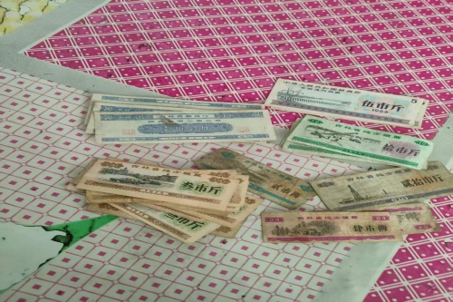 一位来自的吉林市龙潭区的赵老师，有一些藏品和很好的老物件，急需找到爱好的收藏家，有意者请联系我。目前藏友老师比较着急，只要您是真心诚意想要收藏，一切好商量。