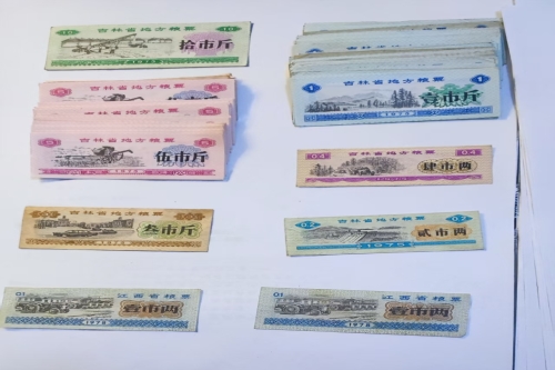 一位来自吉林省吉林市的陈老师，有一些藏品和老物件，急需出手，有意者联系，价格好商量。