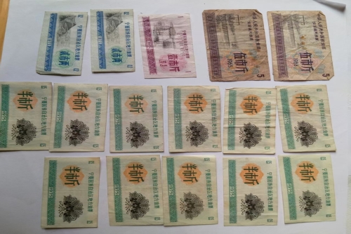 一位来自宁夏中卫市的施老师，有一些藏品和很好的老物件，急需找到爱好的收藏家，有意者请联系我。目前藏友老师比较着急，只要您是真心诚意想要收藏，一切好商量。