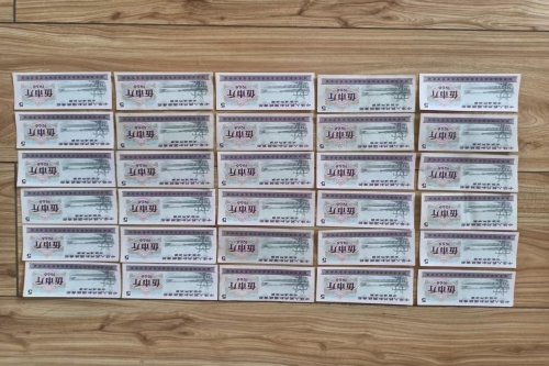 一位来自贵州省的肖老师，有一些藏品和老物件，急需出手，有意者联系，价格好商量。