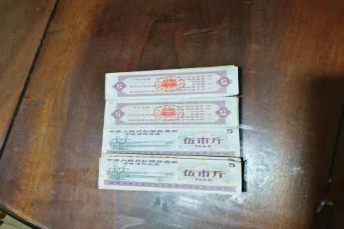 一位来自江苏省海安市的高老师，有一些藏品和很好的老物件，急需找到爱好的收藏家，有意者请联系我。目前藏友老师比较着急，只要您是真心诚意想要收藏，一切好商量。