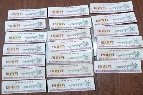 一位来住江苏省南京市的丁老师，有一些藏品和老物件，急需出手，有意者联系，价格好商量。