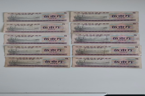 一位来住内蒙古阿拉善左旗的王老师。有一些藏品和老物件，急需出手，有意者联系，价格好商量。