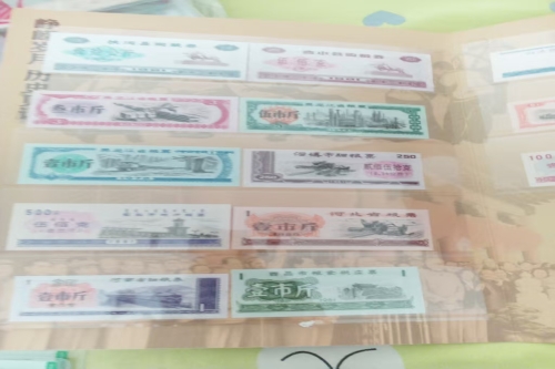 一位来自黑龙江省双鸭山的潘老师，有一些藏品和很好的老物件，急需找到爱好的收藏家，有意者请联系我。目前藏友老师比较着急，只要您是真心诚意想要收藏，一切好商量。