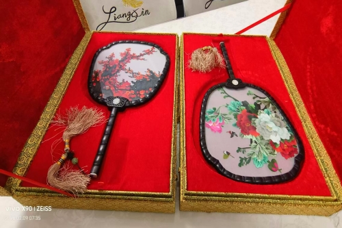 一位来自上海市的胡老师，有一些藏品和很好的老物件，急需找到爱好的收藏家，有意者请联系我。目前藏友老师比较着急，只要您是真心诚意想要收藏，一切好商量。