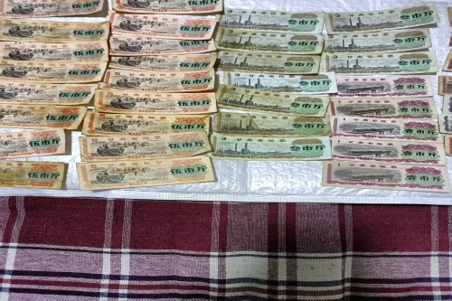 一位来自甘肃省定西市的罗老师，有一些藏品和很好的老物件，急需找到爱好的收藏家，有意者请联系我。目前藏友老师比较着急，只要您是真心诚意想要收藏，一切好商量。