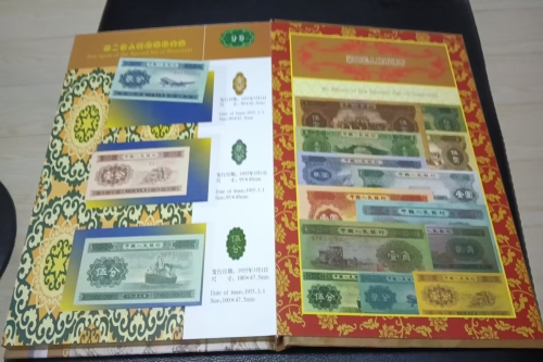 一位来自湖南省长沙市的钟老师，有一些藏品和很好的老物件，急需找到爱好的收藏家，有意者请联系我。目前藏友老师比较着急，只要您是真心诚意想要收藏，一切好商量。