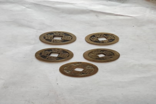 一位来住广东省云浮市的曾老师，有一些藏品和老物件，急需出手，有意者联系，价格好商量。