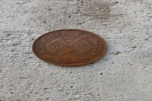 一位来自福建省南平市的万老师，有一些藏品和老物件，急需出手，有意者联系，价格好商量。