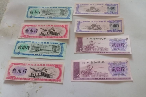 一位来自江苏省的张老师，有一些藏品和很好的老物件，急需找到爱好的收藏家，有意者请联系我。目前藏友老师比较着急，只要您是真心诚意想要收藏，一切好商量。