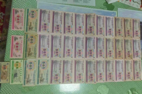 一位来自上海市静安区的李老师，有一些藏品和很好的老物件，急需找到爱好的收藏家，有意者请联系我。目前藏友老师比较着急，只要您是真心诚意想要收藏，一切好商量。