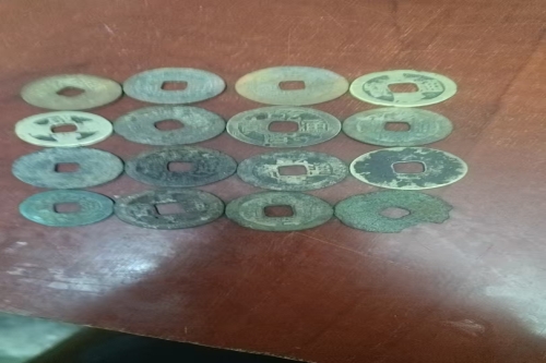 一位来自重庆市涪陵区的尹老师，有一些藏品和很好的老物件，急需找到爱好的收藏家，有意者请联系我。目前藏友老师比较着急，只要您是真心诚意想要收藏，一切好商量。