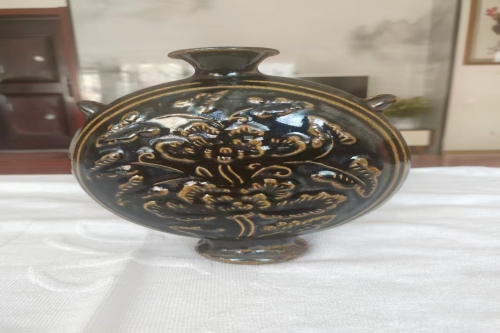 一位来自甘肃省武威市的范老师，有一些藏品和很好的老物件，急需找到爱好的收藏家，有意者请联系我。目前藏友老师比较着急，只要您是真心诚意想要收藏，一切好商量。