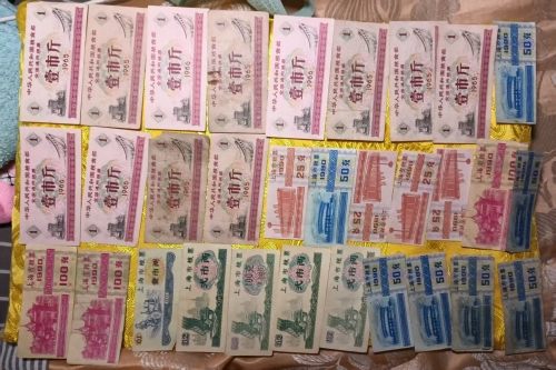 一位来自上海市闵行区的吴老师，有一些藏品和很好的老物件，急需找到爱好的收藏家，有意者请联系我。目前藏友老师比较着急，只要您是真心诚意想要收藏，一切好商量。