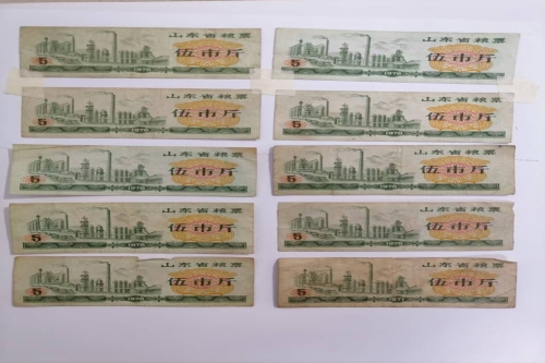 一位来自辽宁省海城市的范老师，有一些藏品和很好的老物件，急需找到爱好的收藏家，有意者请联系我。目前藏友老师比较着急，只要您是真心诚意想要收藏，一切好商量。