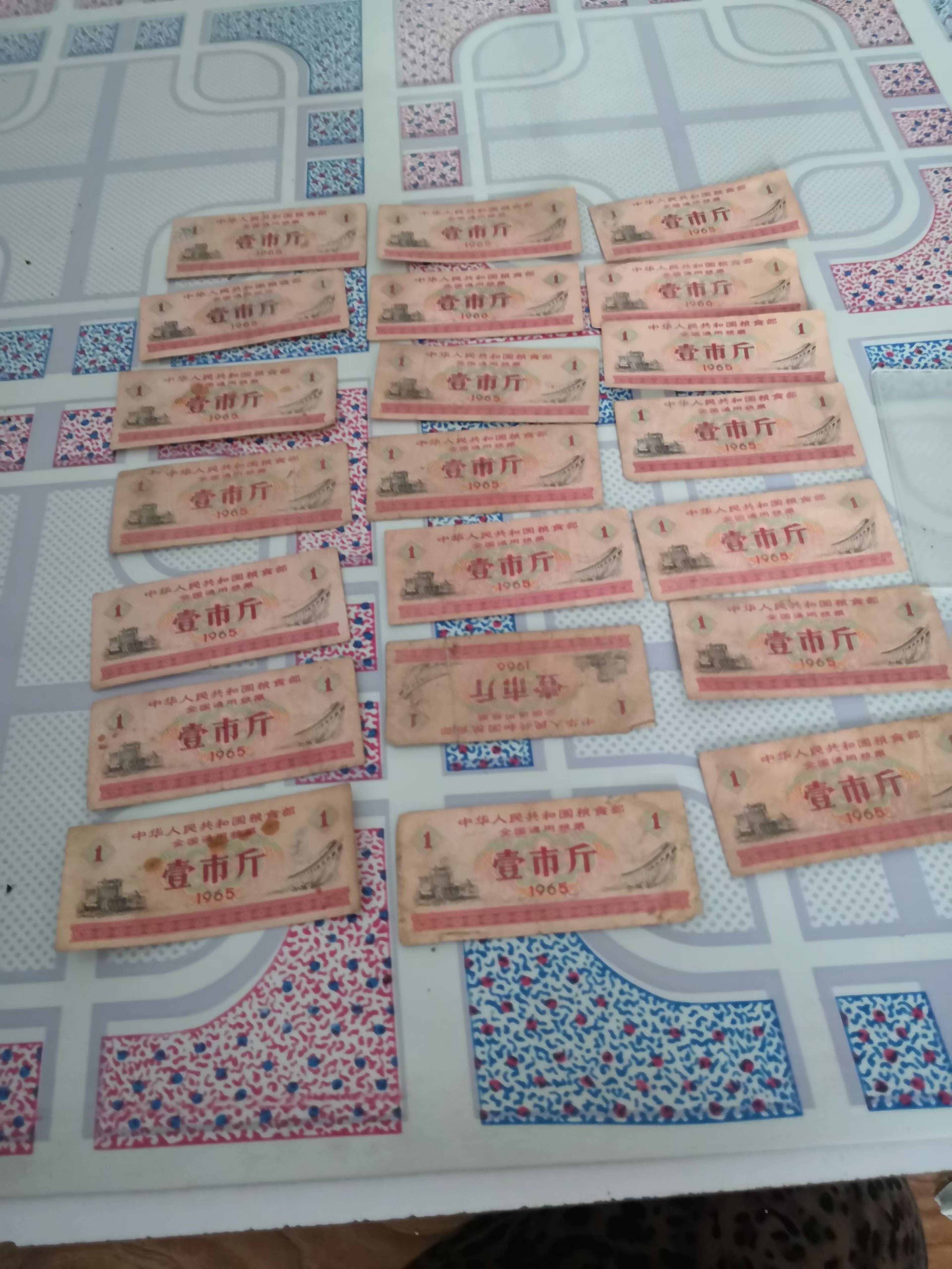 一位来自辽宁省沈阳市的聂老师，有一些藏品和老物件，急需出手，有意者联系，价格好商量。